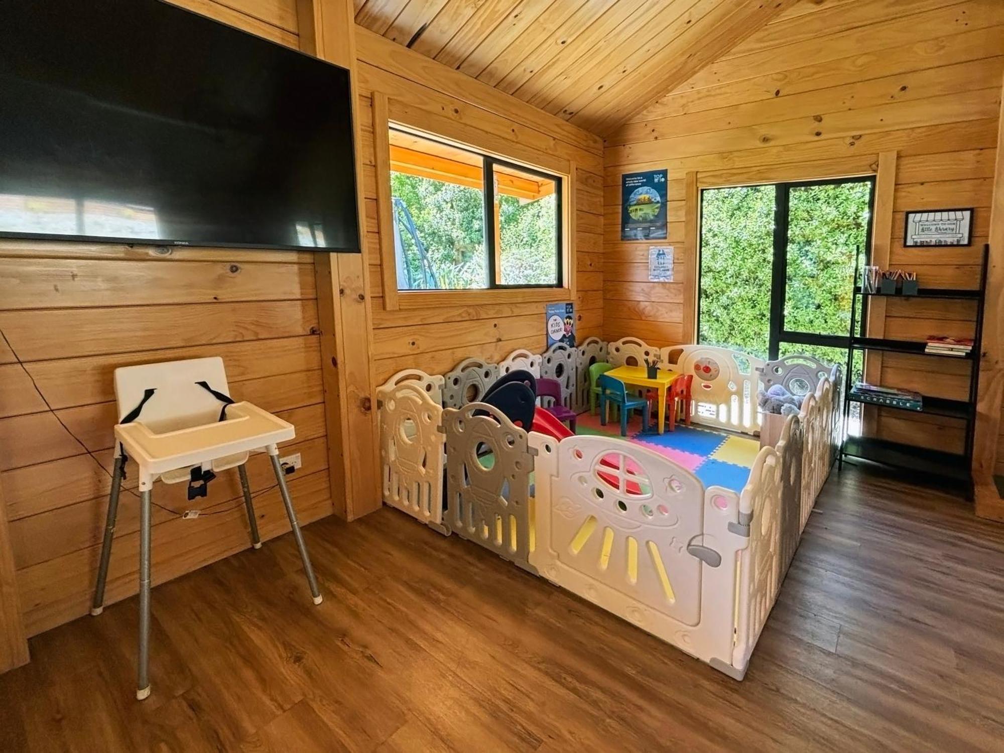 Kingston Top 10 Holiday Park ภายนอก รูปภาพ